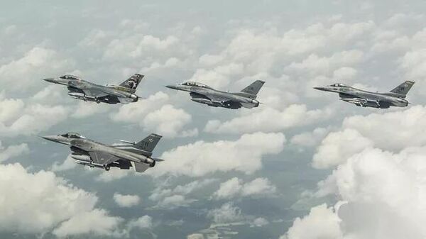Группа из четырех истребителей F-16. Архивное фото
 - Sputnik Узбекистан
