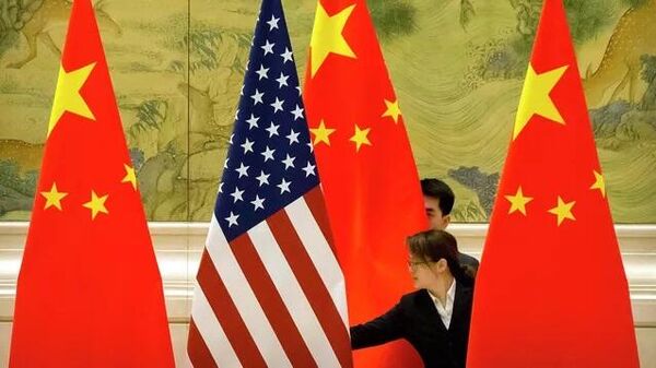Флаги США и Китая перед открытием китайско-американских переговоров в Пекине. Архивное фото - Sputnik Узбекистан