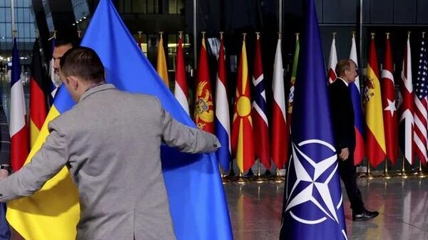 Ukraina va NATO bayroqlari, arxiv surat - Sputnik O‘zbekiston