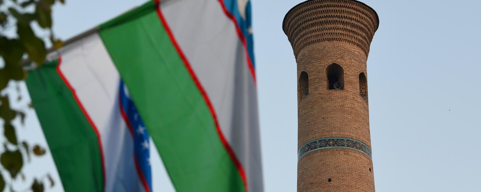 Государственный флаг Узбекистана в Ташкенте.  - Sputnik Ўзбекистон, 1920, 08.04.2024