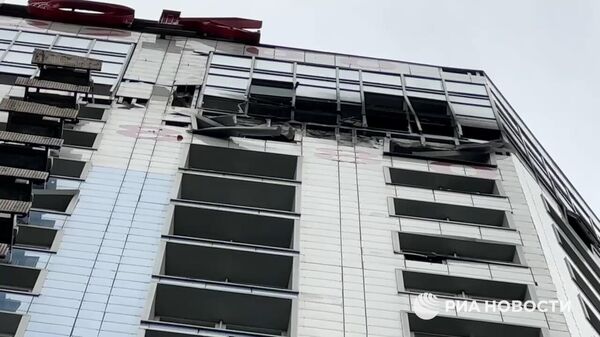 Video RIA Novosti. Ukrainskiy bespilotnik popal v kvartiru na 20-m etaje v sentre Doneska - Sputnik O‘zbekiston