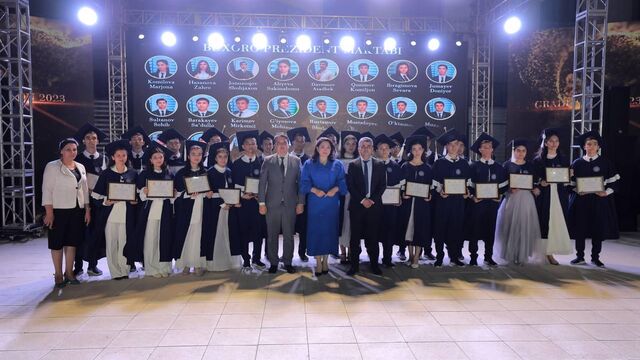 Sperma bilan qoplangan mushuklarning yaqindan suratlari