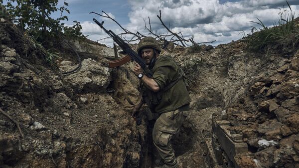 Украинский военный на позициях близ Бахмута в Донецкой области, Украина, понедельник, 22 мая 2023 года. - Sputnik Узбекистан