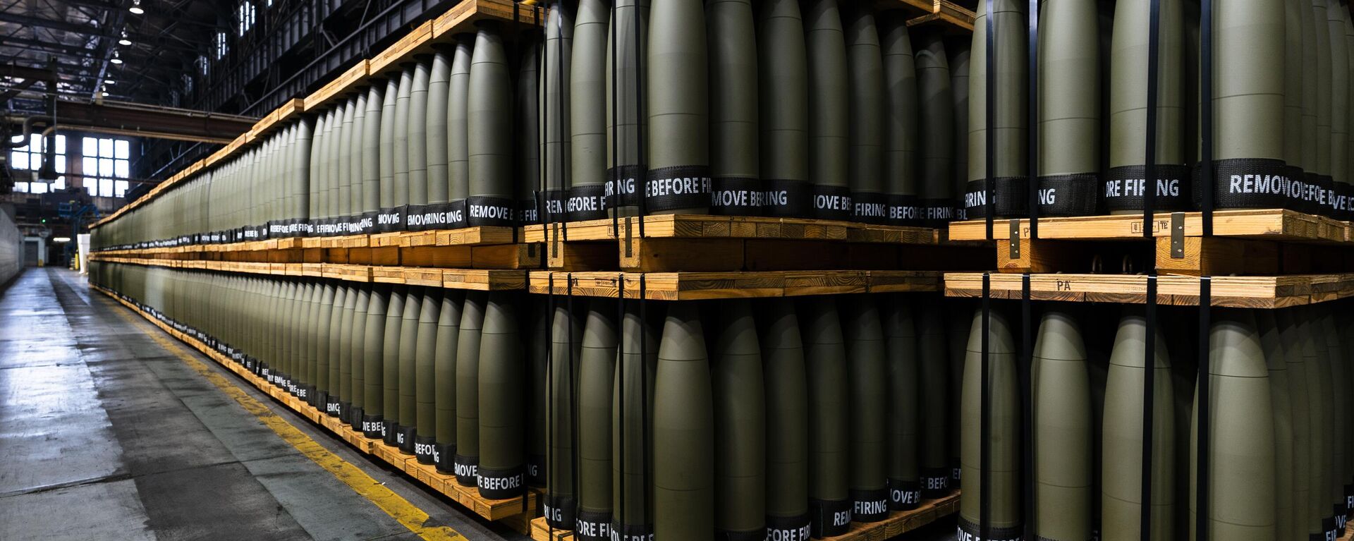 155-мм артиллерийские снаряды M795 на заводе армейских боеприпасов Scranton в Скрантоне, Пенсильвания, в четверг, 13 апреля 2023 года. - Sputnik Ўзбекистон, 1920, 26.02.2024