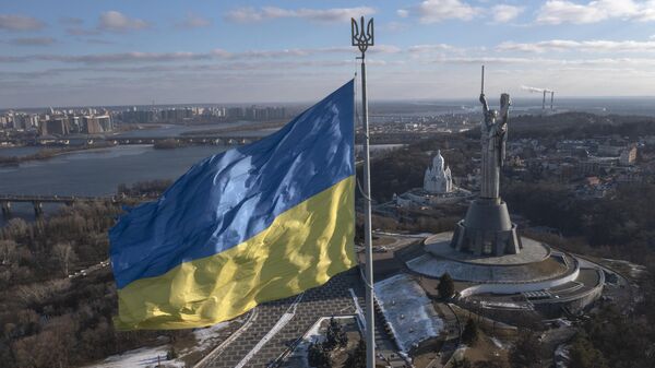 Национальный флаг Украины и монумент Родина-мать в Киеве. Архивное фото - Sputnik Узбекистан