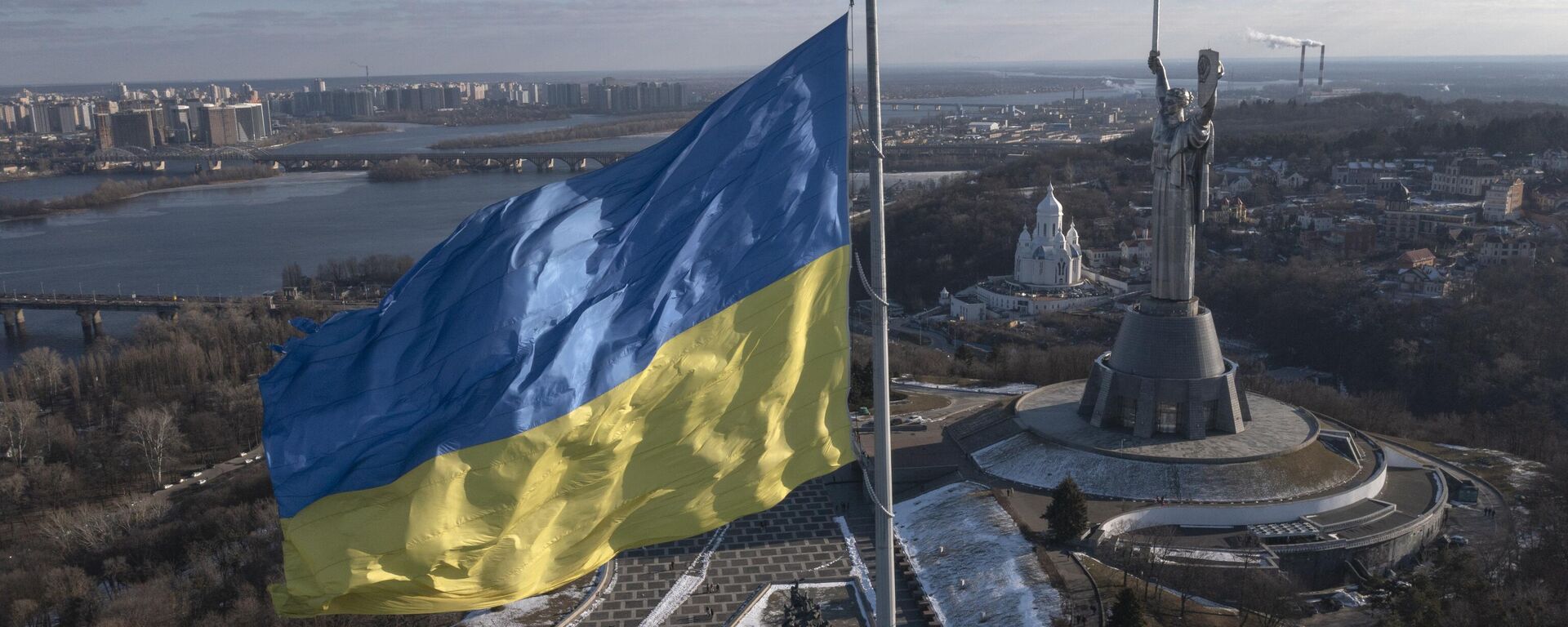 Natsionalniy flag Ukraini i monument Rodina-mat v Kiyeve v voskresenye, 13-fevralya 2022 goda. - Sputnik O‘zbekiston, 1920, 30.07.2024