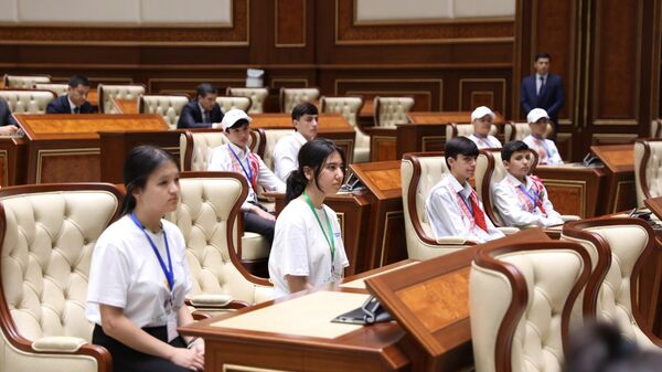 Школьники из стран СНГ посетили Сенат Узбекистана - Sputnik Узбекистан