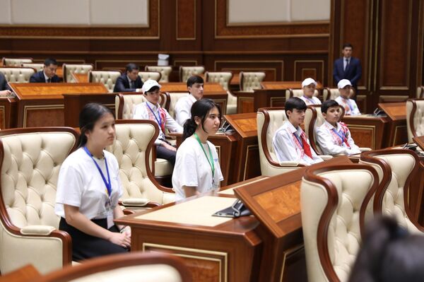 Deti Sodrujestva pobivali v Senate Oliy Majlisa
 - Sputnik O‘zbekiston