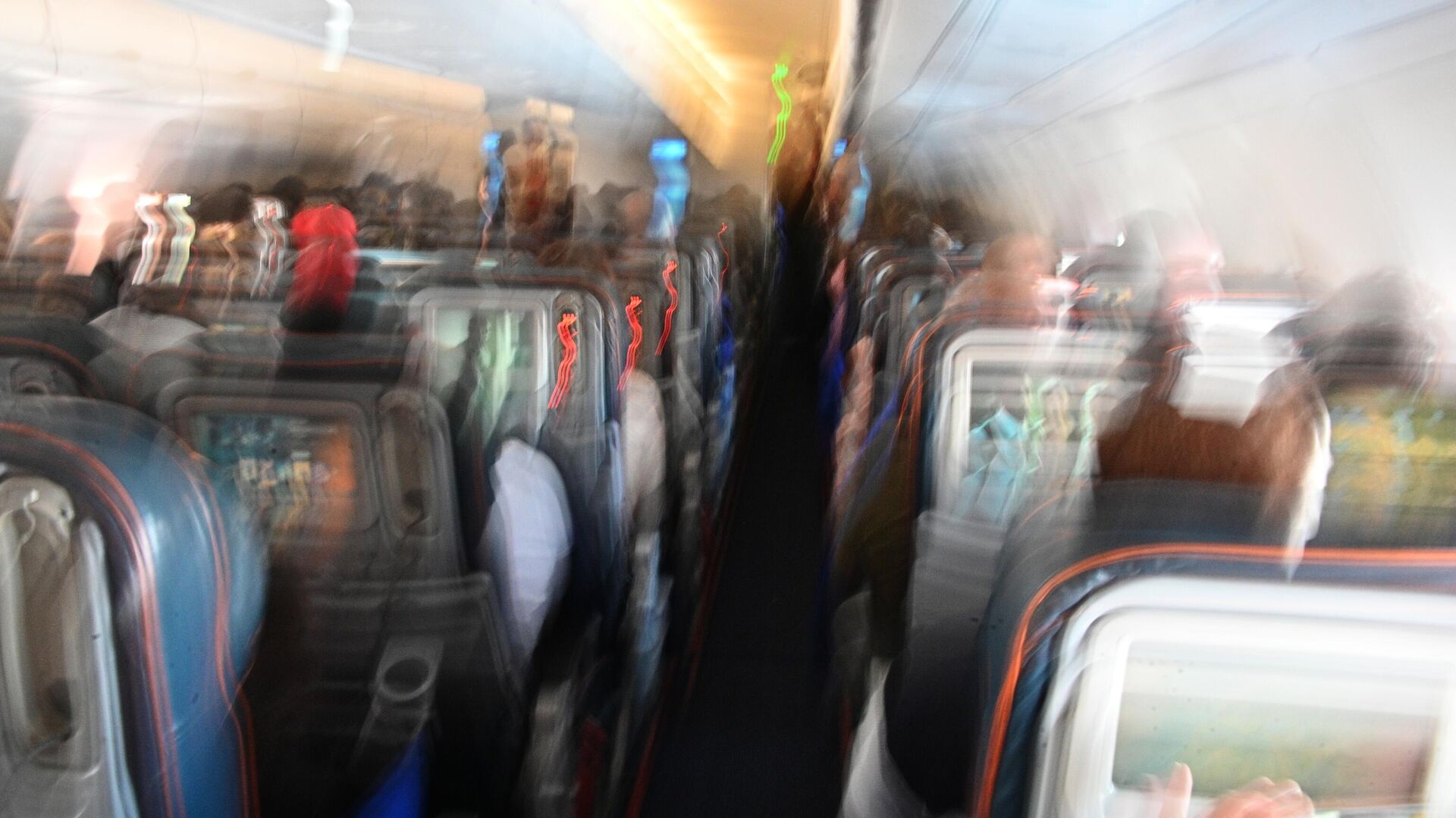 Пассажиры в салоне самолета авиакомпании Аэрофлот во время полета. - Sputnik Узбекистан, 1920, 26.06.2023