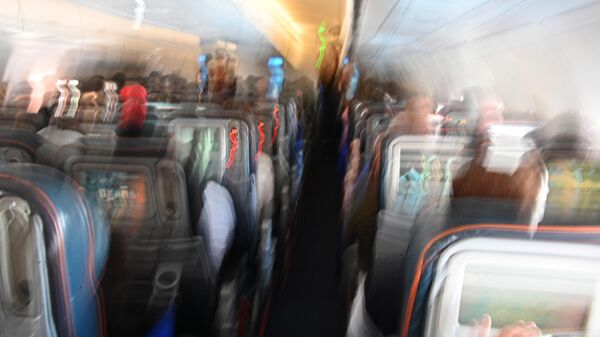 Пассажиры в салоне самолета авиакомпании Аэрофлот во время полета. - Sputnik Узбекистан