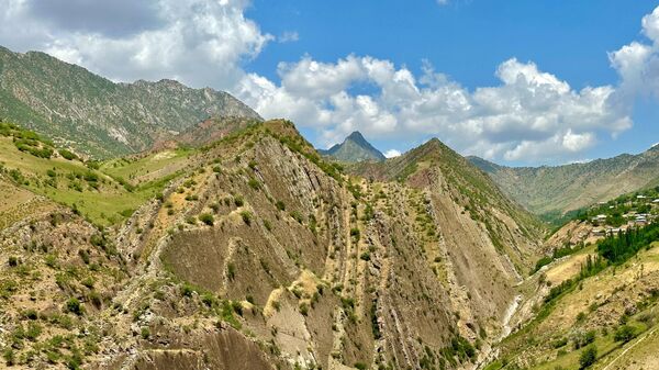 Вид на горную долину в Сурхандарьинской области. - Sputnik Узбекистан