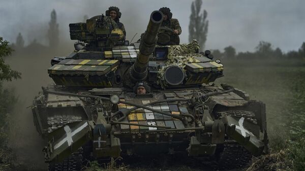 Украинские солдаты на танке на позициях близ Бахмута, Донецкая область, Украина, суббота, 17 июня 2023 года - Sputnik Узбекистан
