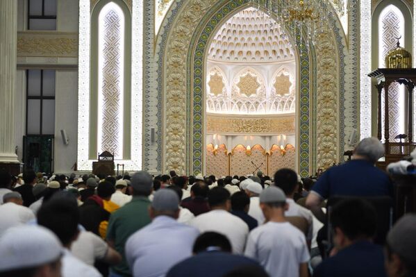 Праздничный намаз в мечети &quot;Исламабад&quot; в Ташкенте. - Sputnik Узбекистан