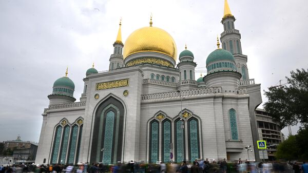 Намаз в Московской соборной мечети по случаю праздника Курбан-байрам - Sputnik Узбекистан