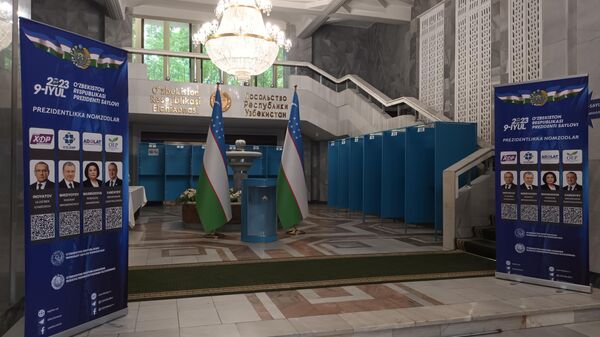 Досрочное голосование на президентских выборах в посольстве Узбекистана в Москве  - Sputnik Узбекистан