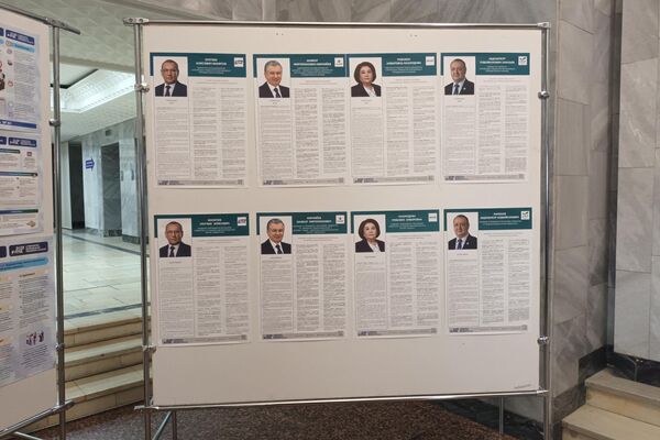 Информационный стенд с программами кандидатов в президенты в посольстве Узбекистана в Москве  - Sputnik Ўзбекистон