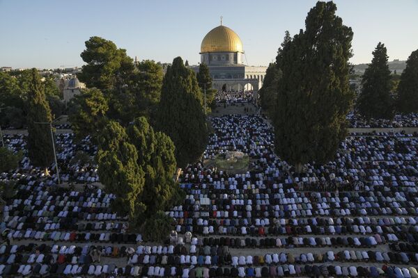 Верующие во время молитвы у мечети Аль-Акса в Иерусалиме. - Sputnik Узбекистан