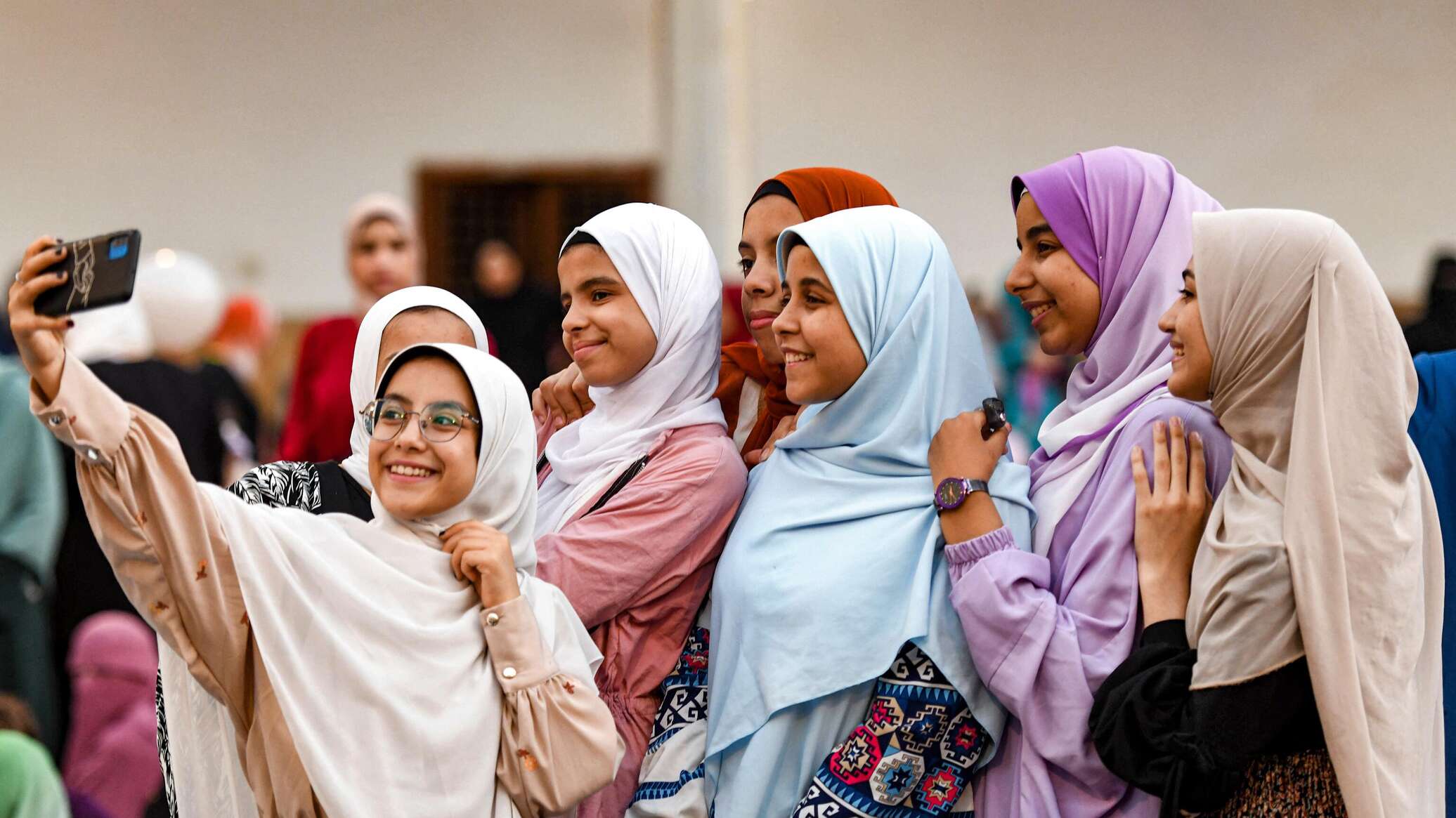 Ikki katta xonimlar bir yigit porno sikish Fetish qizlar külotlarini hidlaydilar