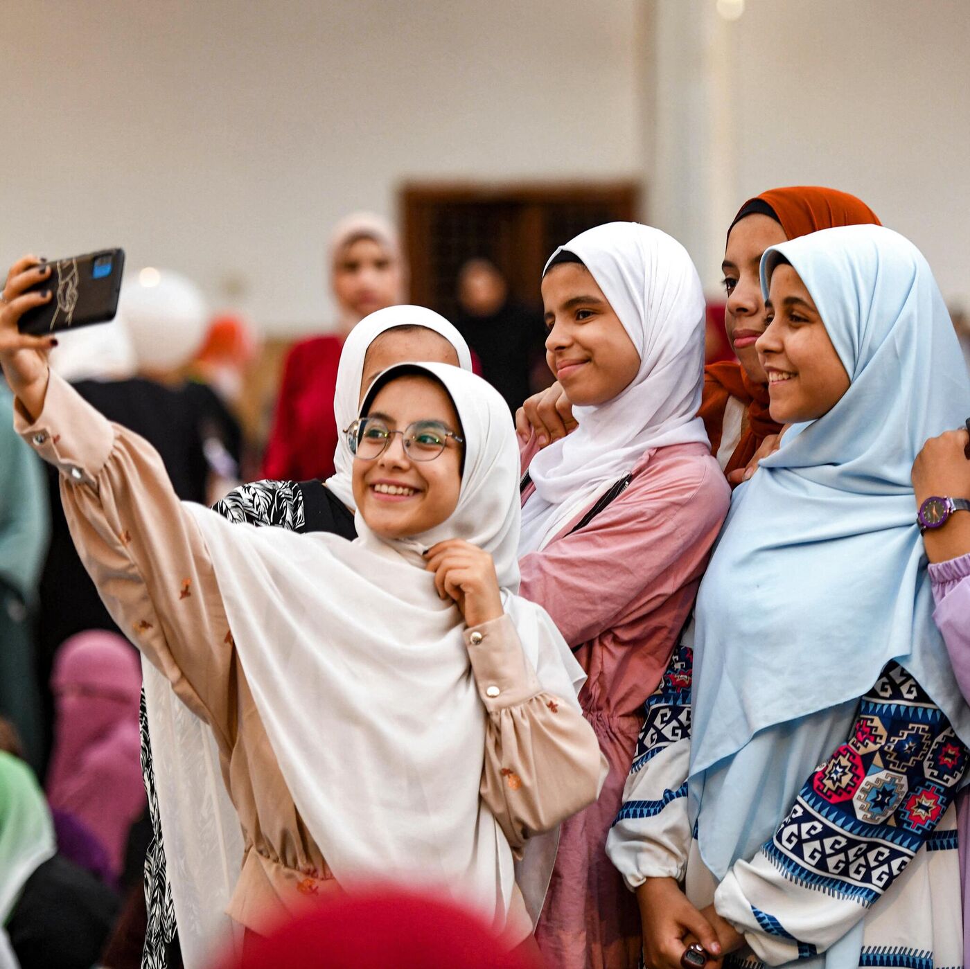 Suratda chokkalab otirgan taytli qizlar