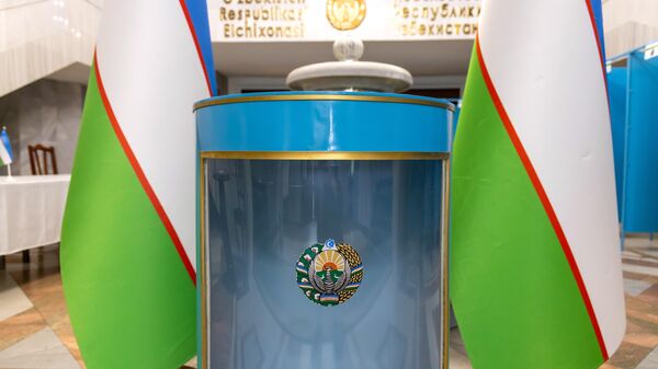 Урна для голосования на президентских выборах в посольстве Узбекистана в Москве. - Sputnik Узбекистан