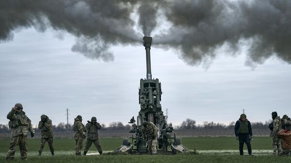 Ukrainskie soldati vedut ogon iz gaubisi M777. Arxivnoe foto - Sputnik O‘zbekiston