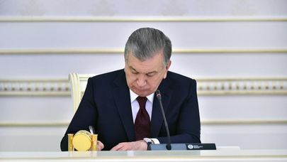 Шавкат Мирзиёев подписывает документы.