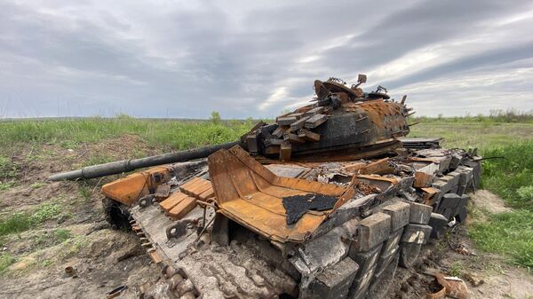 Разбитый танк Вооруженных сил Украины в Счастьинском районе ЛНР. - Sputnik Узбекистан