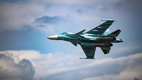 Istrebitel-bombardirovshik Su-34 VKS RF nad aerodromom v zone provedeniya spetsoperatsii. - Sputnik O‘zbekiston