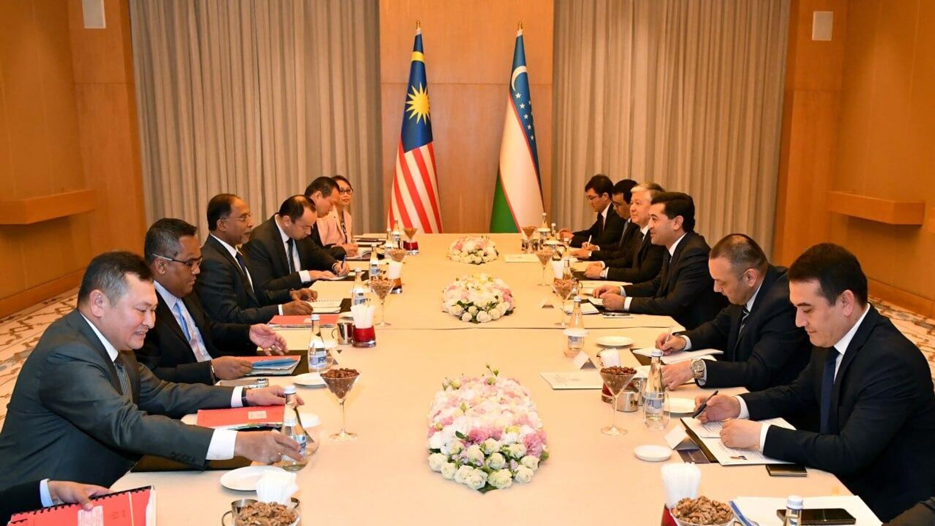 Глава МИД Узбекистана встретился с министром иностранных дел Малайзии. - Sputnik Узбекистан, 1920, 04.07.2023