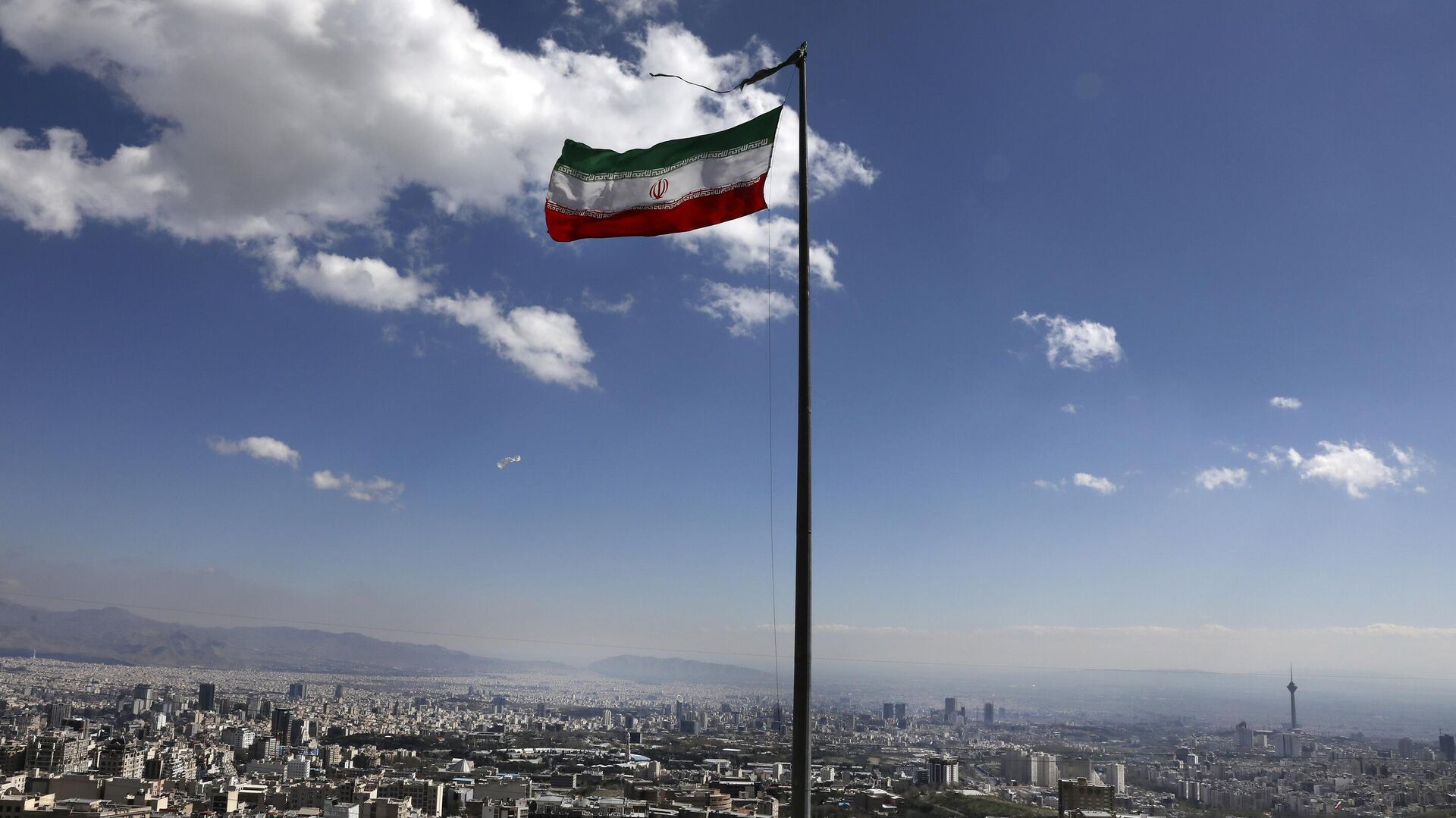 Национальный флаг Ирана в Тегеране 31 марта 2020 года. - Sputnik Узбекистан, 1920, 03.01.2024