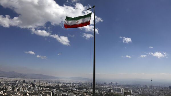 Natsionalniy flag Irana v Tegerane 31-marta 2020 goda. - Sputnik O‘zbekiston