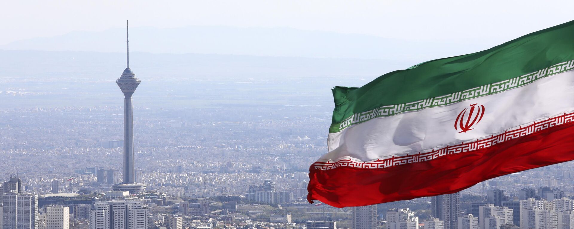 Национальный флаг Ирана над Тегераном. - Sputnik Ўзбекистон, 1920, 14.04.2024