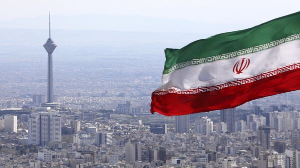 Национальный флаг Ирана над Тегераном. - Sputnik Ўзбекистон