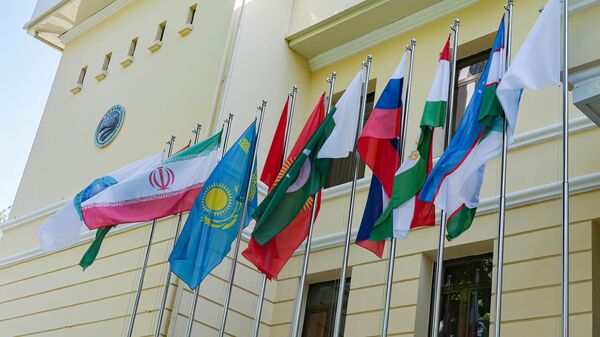 Флаг Ирана подняли в Исполкоме РАТС ШОС. - Sputnik Узбекистан