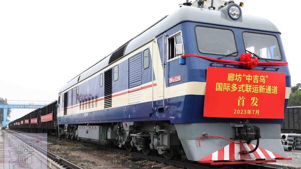 Из Китая в Узбекистан отправлен контейнерный поезд по новому мультимодальному маршруту.  - Sputnik Узбекистан