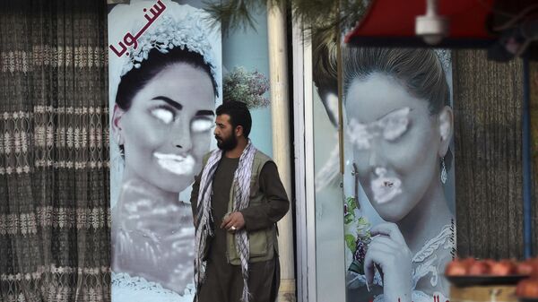 Мужчина стоит рядом с салоном красоты, в районе Шахр-э-Нау в Кабуле, Афганистан - Sputnik Узбекистан