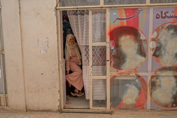 Изображения непокрытых женщин в витринах салонов красоты закрашивали краской либо дорисовывали им хиджаб. - Sputnik Узбекистан
