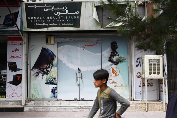 Сначала в этом салоне в Кабуле закрасили витрины, а теперь он и вовсе закрылся по указанию нынешних властей Афганистана.  - Sputnik Узбекистан