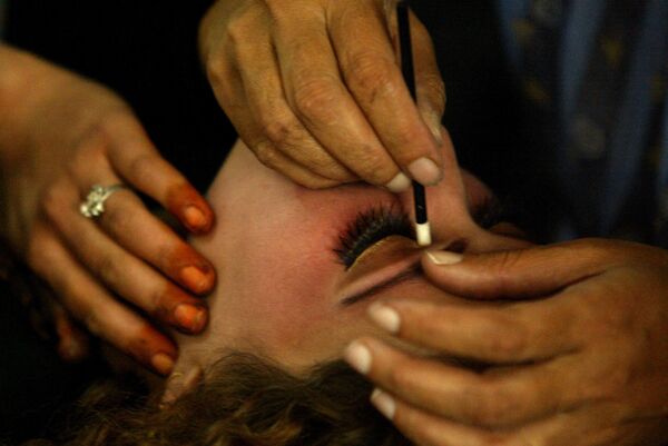 Экзамен у мастеров макияжа в бьюти-школе в Кабуле, октябрь 2004 года. - Sputnik Узбекистан
