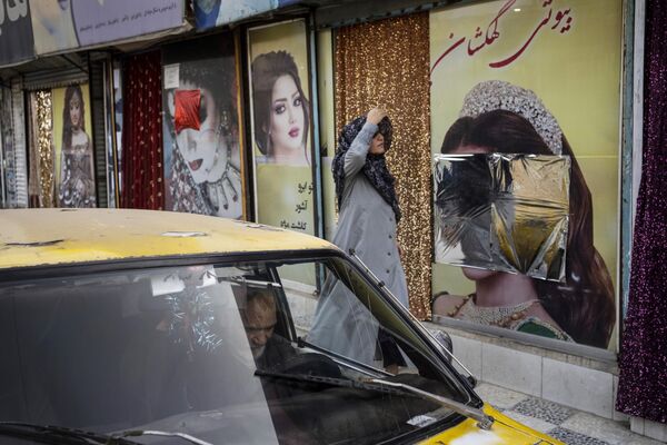 Витрина салона красоты с закрашенными или закрытыми изображениями девушек, Кабул, сентябрь 2021 года. - Sputnik Узбекистан