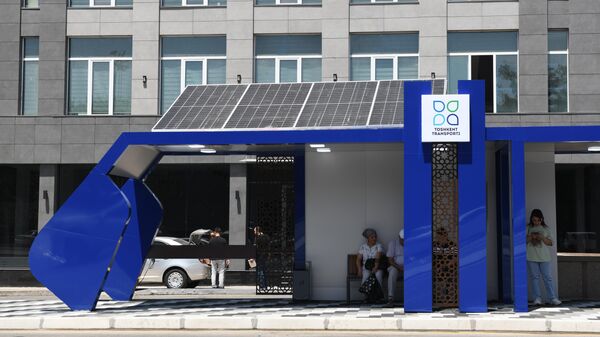 В Ташкенте открылась автобусная остановка, работающая на солнечных батареях. - Sputnik Ўзбекистон