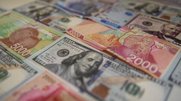 Денежные купюры Узбекских сумов и долларов США. Иллюстративное фото  - Sputnik Узбекистан