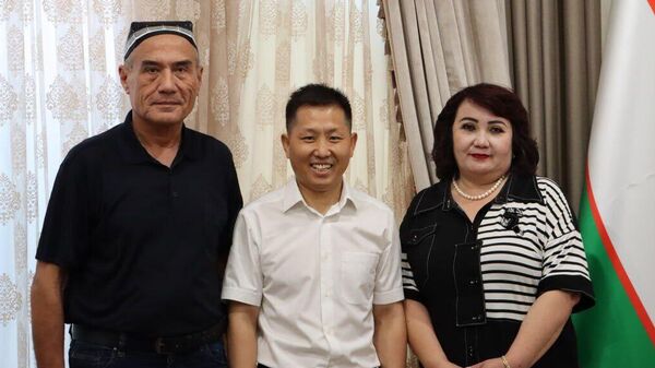 Исследователь из Китая Да Чжэньсинь защитил диссертацию на узбекском языке - Sputnik Узбекистан