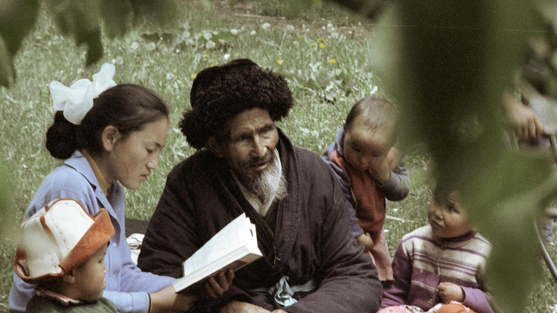Қирғизистонлик мактаб ўқувчиси “Бобо ва кичик болаларга” китобини ўқиди. - Sputnik Ўзбекистон, 1920, 09.07.2023