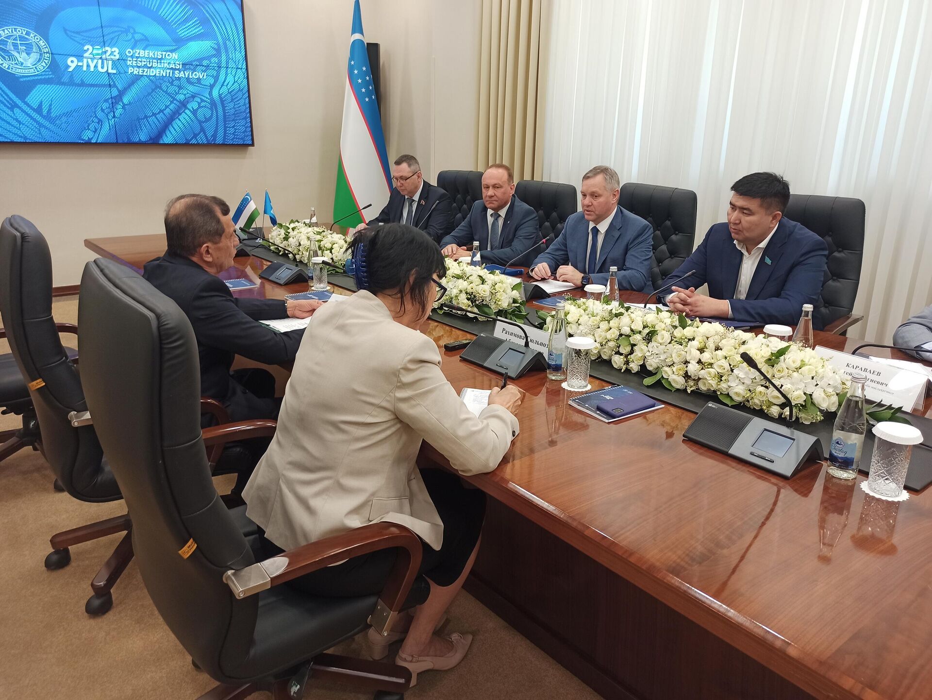 В ЦИК Узбекистана прошла встреча с наблюдателями от Межпарламентской ассамблеи СНГ  - Sputnik Узбекистан, 1920, 07.07.2023