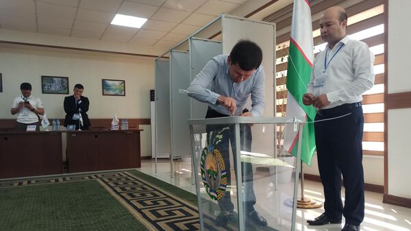 В Узбекистане началось досрочное голосование по выборам президента страны - Sputnik Узбекистан