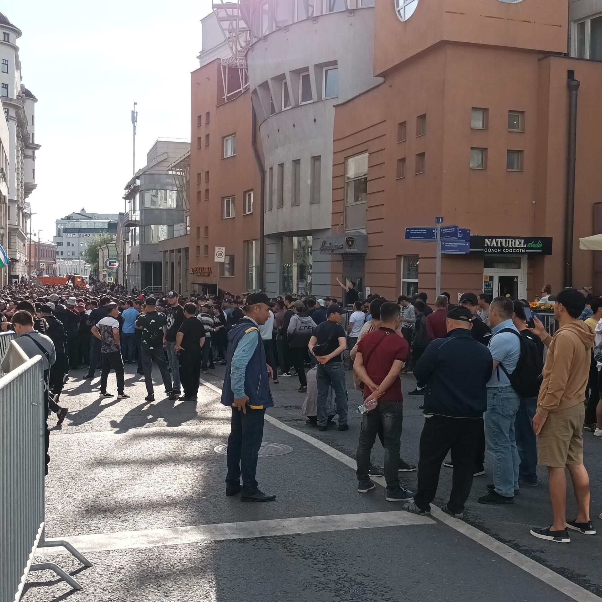 Огромная очередь на избирательном участке в Москве — видео