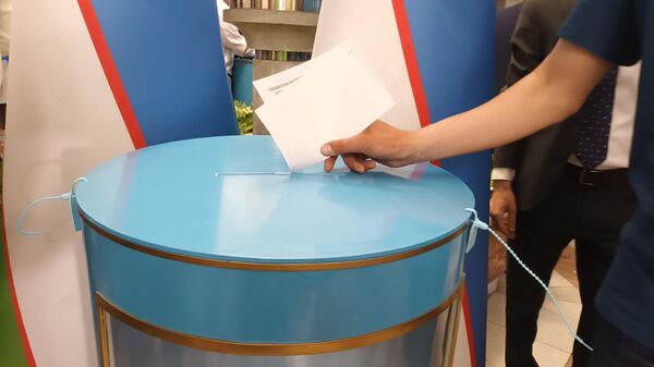 Процесс голосования на президентских выборах в посольстве Узбекистана в Москве. - Sputnik Узбекистан