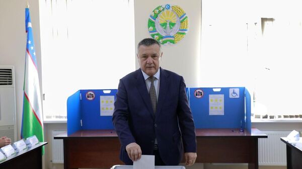 Спикер Законодательной палаты Олий Мажлиса проголосовал на выборах  президента Узбекистана - Sputnik Узбекистан