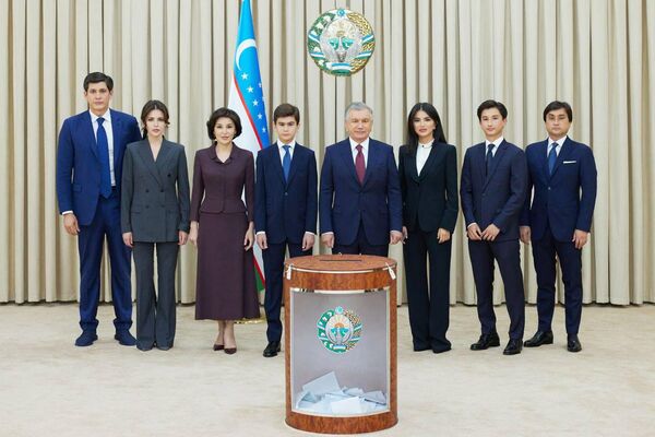 Шавкат Мирзиёев вместе с семьей проголосовал на выборах президента Узбекистана (2023 год).  - Sputnik Узбекистан